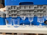 plusieurs verres à vin vides posés sur une table dans un entrepôt