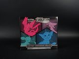 La figurine « Pokémon Evolution » est exposée sur un socle noir