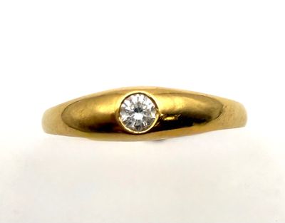 Gros plan sur une bague en or ornée d'un diamant