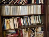 une étagère contenant de nombreux livres dans une pièce