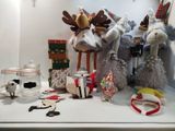 de nombreuses peluches posées sur une table