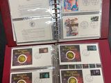 un classeur rouge contenant tout un tas de timbres
