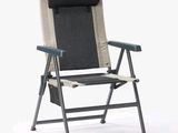 un fauteuil inclinable posé sur un fond blanc