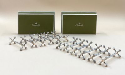 une multitude de petits objets métalliques posés sur une table