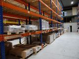 un grand entrepôt rempli de boîtes et de palettes