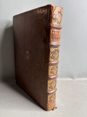 un vieux livre à la couverture brune posé sur une table