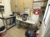 une cuisine équipée de nombreux appareils électroménagers et d'une poubelle