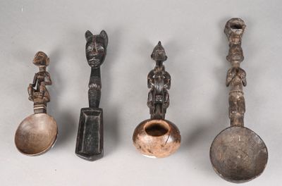 plusieurs types de cuillères et d'ustensiles posés sur une table