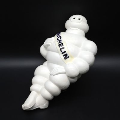 MICHELIN, Important Bibendum, sujet en plastique arborant la…