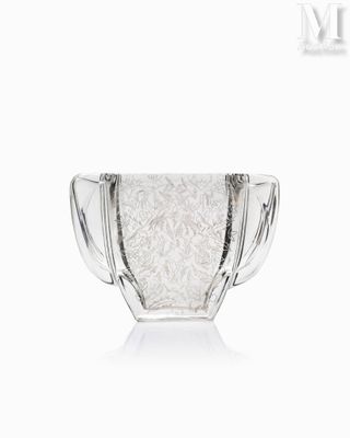 une image représentant un vase en verre transparent orné d'un motif décoratif