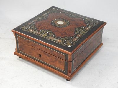 une petite boîte en bois ornée d'un motif décoratif