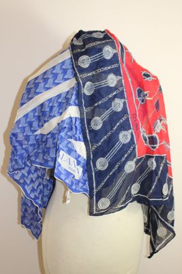 une écharpe bleue, rouge et blanche sur une tête de mannequin