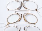 un lot de cinq paires de lunettes posées sur une surface blanche