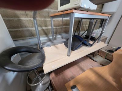 un bureau avec une chaise et un micro-ondes posé dessus