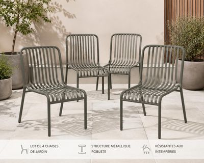 quatre chaises et une table sur une terrasse avec une plante en pot