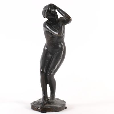 une image représentant une statue d'une femme tenant sa tête entre ses mains