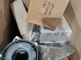 une boîte en carton remplie d'objets qui s'y trouvent