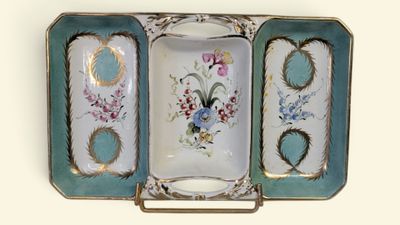 une photo d'un plateau orné d'un motif floral