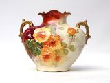 un vase avec un motif floral posé sur une table