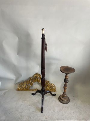 une paire de bougeoirs anciens en bois et un porte-bougie sur fond blanc