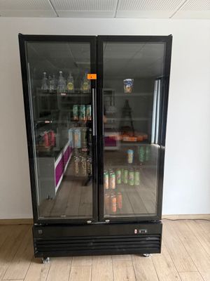 un réfrigérateur qui se trouve dans une pièce avec un parquet