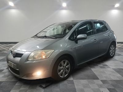une photo d'une toyota yaris argentée garée sur un sol en damier
