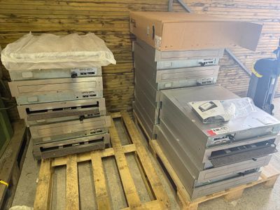 17 écrans de marque ALBIRAL model ALB17HDMR V 2 , 8 boitiers…