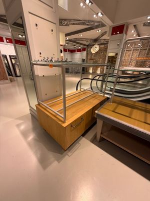 Meuble présentoir en bois avec 6 portes (Manque une poignée)…