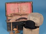 une vieille valise sur laquelle est posé un chapeau