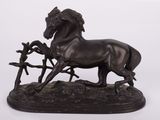 statue en bronze représentant un cheval et un oiseau sur fond blanc