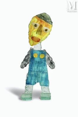 une sculpture en papier mâché représentant un homme portant un chapeau et une salopette