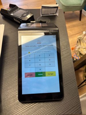 un téléphone portable posé sur une table, à côté d'un ordinateur portable