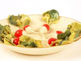 un saladier de salade avec du brocoli et des tomates
