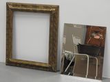 une photo représentant un miroir et un cadre posé par terre