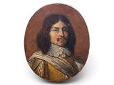 portrait d'un homme vêtu d'une robe dorée à col blanc
