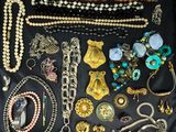 de nombreux colliers et bracelets différents disposés sur une table