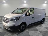 la camionnette blanche est garée sur le sol en damier d'une pièce