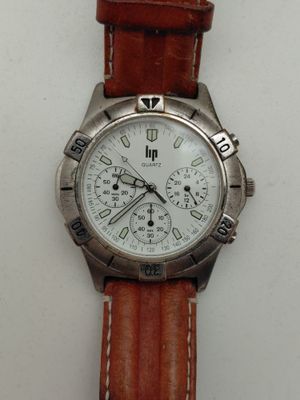 gros plan d'une montre sur une surface blanche