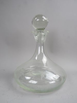 Carafe à décanter à décor gravé de pampres.