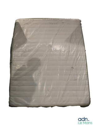 une photo d'un matelas emballé dans du plastique