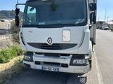 un camion blanc garé sur le bord de la route