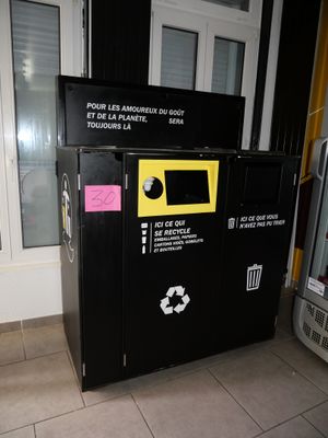 Un meuble poubelle à 2 bacs de tri sélectifs, en l'état