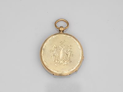 un petit cadenas en or orné d'une petite initiale sur le devant