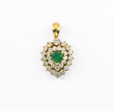 pendentif en émeraude et diamant sur fond blanc