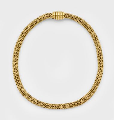 un collier en or avec un fermoir en forme de serpent