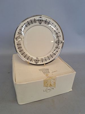 une assiette blanche posée sur une boîte