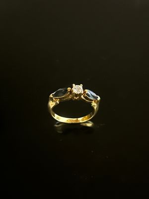 Bague en or jaune 18K, ornée d'un petit diamant rond entre deux petits - Photo 1