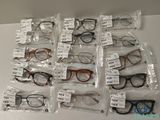 les nombreuses paires de lunettes qui se trouvent sur la table