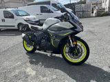 une moto qui est garée dans un parking