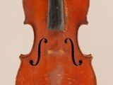 un vieux violon posé sur une surface blanche